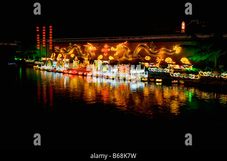 Gebäude leuchtet in der Nacht, Nanjing, Provinz Jiangsu, China Stockfoto