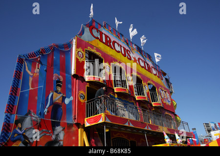 BUNTEN ZIRKUS FAIRGOUND ANZIEHUNG GEGEN BLAUEN HIMMEL HORIZONTALE BDA11333 Stockfoto