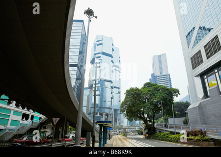 Niedrigen Winkel Ansicht der Wolkenkratzer in einer Stadt, Des Voeux Road, Hong Kong Insel, China Stockfoto