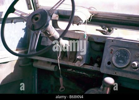 Verlassene Fahrzeuginnenraum mit Flaschenöffner hängen vom Lenkrad Stockfoto