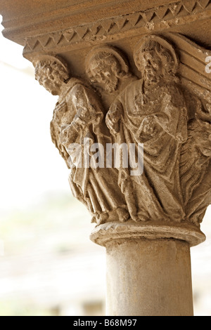 Stein-romanische Skulptur, Kreuzgang von Montmajour Abtei (12. Jh.), in der Nähe von Arles, Provence, Frankreich Stockfoto