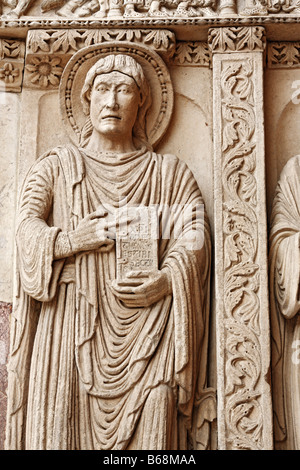 Romanische Stein Flachrelief auf Portal der Heiligen Trophimus Kathedrale (1170-1180), Arles, Provence, Frankreich Stockfoto