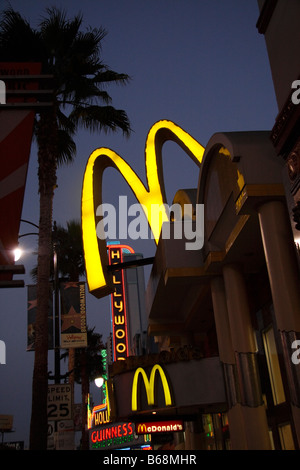 McDonald's-Restaurant in Hollywood in der Dämmerung Stockfoto