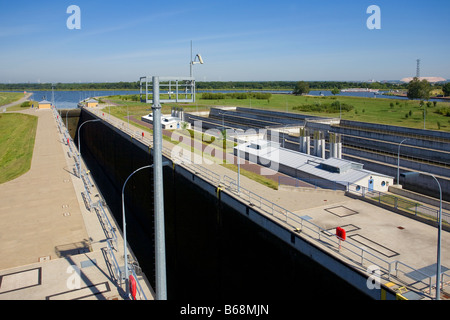 Die Schleuse Rothensee Magdeburg zwischen der Elbe und dem Kanal Mittellandkanal Stockfoto