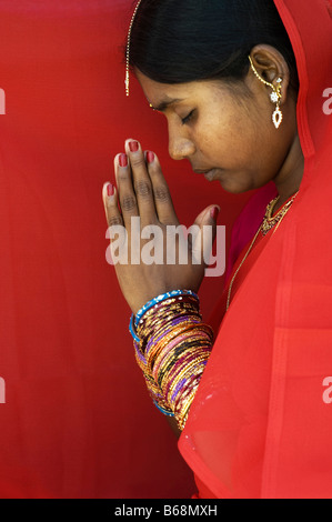 Indische Frau im roten Sari zu beten. Andhra Pradesh, Indien Stockfoto