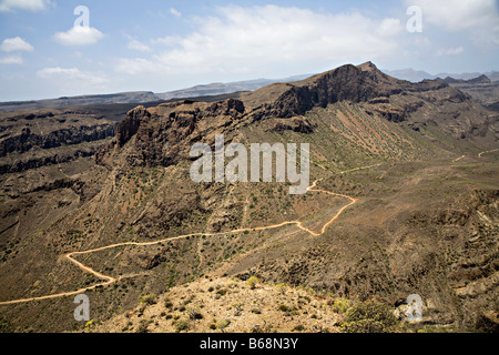 Feldweg mit Biegungen mit Bergrücken im Barranco Fataga Gran Canaria Spanien Stockfoto