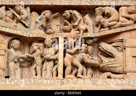 Romanische Skulptur, Stein geschnitzten Flachrelief auf Portal der Abtei Sainte Foy Kirche (1124), Conques, Frankreich Stockfoto