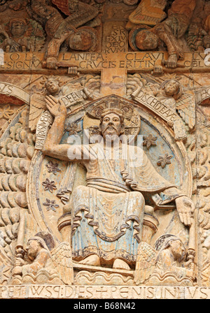 Romanische Skulptur, Stein geschnitzten Flachrelief auf Portal der Abtei Sainte Foy Kirche (1124), Conques, Frankreich Stockfoto