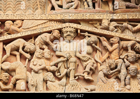 Romanische Skulptur, Stein geschnitzten Flachrelief auf Portal der Abtei Sainte Foy Kirche (1124), Conques, Frankreich Stockfoto