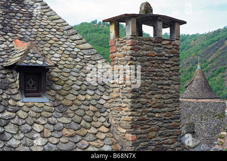 Stadtarchitektur, Landhaus mit traditionellen Schieferdach, Conques, Frankreich Stockfoto