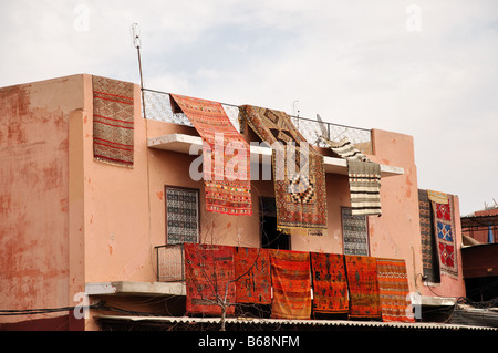 Orientalische Teppiche zum Verkauf in Marrakech, Marokko Stockfoto