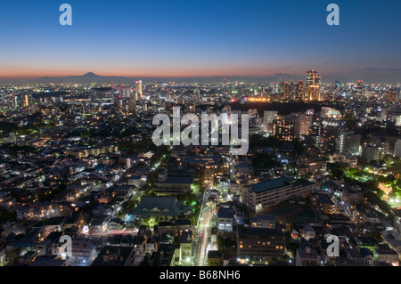 Skyline von Tokyo mit Mount Fuji in der Ferne bei Sonnenuntergang Stockfoto