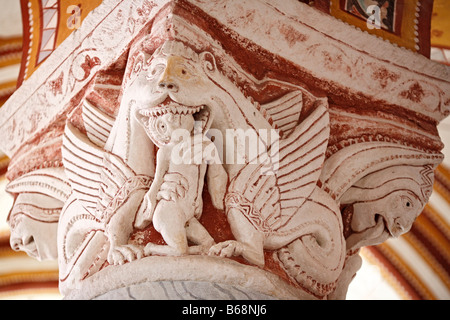 Romanische Skulptur auf Spalte Kapitalien, Kirche von Saint-Pierre (11.-12. Jh.), Chauvigny, Poitou, Frankreich Stockfoto