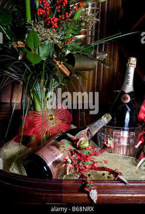 Zwei Flaschen Champagner und Weihnachtsschmuck Stockfoto