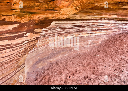 Schichten aus Tumblagooda Sandstein auf einem Überhang im Kalbarri National Park in Westaustralien. Stockfoto