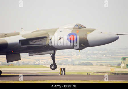 Nahaufnahme von Nase und Vorderrad des Avro Vulcan-Bomber am Start-und Landebahn Stockfoto