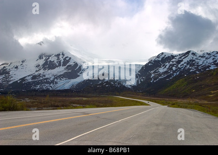 Auto reisen entlang einer Autobahn im südlichen Alaska ist in den Schatten gestellt durch die Worthington Gletscher im Hintergrund Stockfoto
