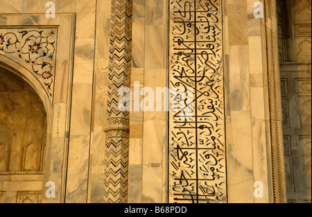 Nahaufnahme von einem Muster an der Wand eines Mausoleums Taj Mahal Agra Uttar Pradesh, Indien Stockfoto