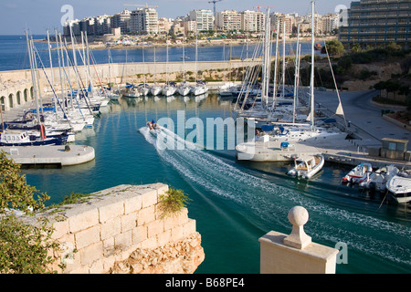 Mit Blick auf Yachten ankern in Saint Julian's, Malta, Portomaso Marina, Portomaso Stockfoto