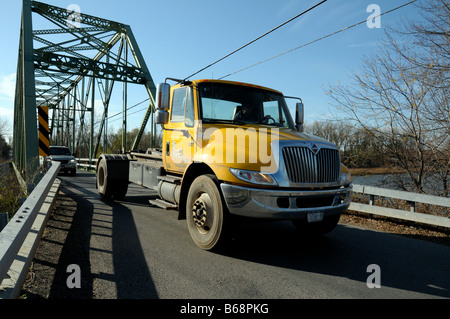 LKW über einspurige Brücke über den Erie-Kanal in Makedonien NY, USA. Stockfoto