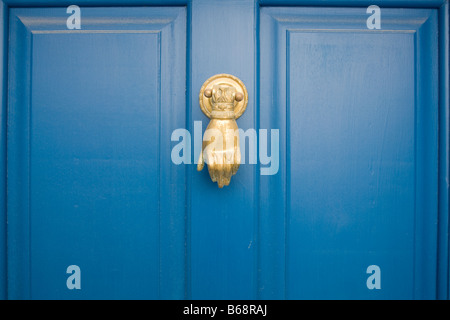 Handgeformten Kupfer Klopfer auf eine blaue Tür Stockfoto