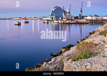 Hafen von Fremantle und das Western Australian Maritime Museum in der Abenddämmerung. Perth, Australien Stockfoto