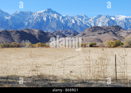 Mt Whitney die felsigen Gipfel nur rechts von der Mitte Stockfoto