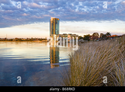 Das Luxus neue Raffles Waterfront Mehrfamilienhaus in Perth, Western Australia, im Jahr 2006 abgeschlossen. Stockfoto