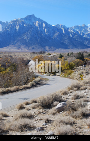 Mt Whitney die felsigen Gipfel weit rechts und Whitney Portal Road, westlich von Lone Pine CA Stockfoto