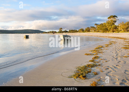 Zwei Boote am Ufer des Flusses Murchison in Kalbarri mit einem Regenbogen in der Ferne. Western Australia, Australia Stockfoto