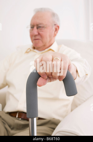 Ältere Mann mit Hand zu Fuß Rohrstock, close-up Stockfoto