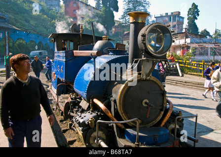 Ein Ingenieur prüft die Lokomotive der 'Toy Train' der Darjeeling Himalayan Railway Station Darjeeling Stockfoto