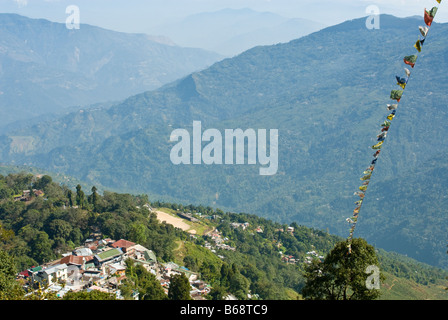 Gebetsfahnen überfliegen der Stadt Darjeeling, mit Blick auf fernen Hügeln Stockfoto