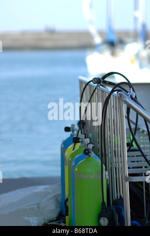 Sauerstoff-Tauchflaschen auf einer yacht Stockfoto