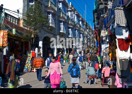 Eine belebte Straße in Darjeeling, Westbengalen, Indien Stockfoto