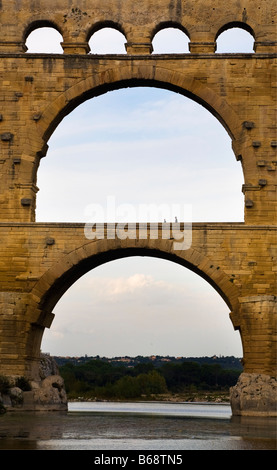 Zwei kleine Menschen auf den Roman Aquaduct Pont de Gard aus 19 v. Chr., in der Nähe von Remoulins, Provence, Frankreich Stockfoto