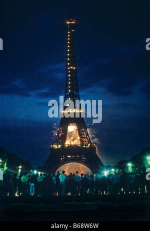 Nachtansicht der Eiffelturm in Paris mit einem Feuerwerk der Bastille-Tag im Himmel. Stockfoto