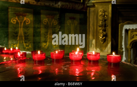 Kerzen in der Kirche Notre Dame des Anges, Collioure, Pyrennees-Orientales, Frankreich Stockfoto