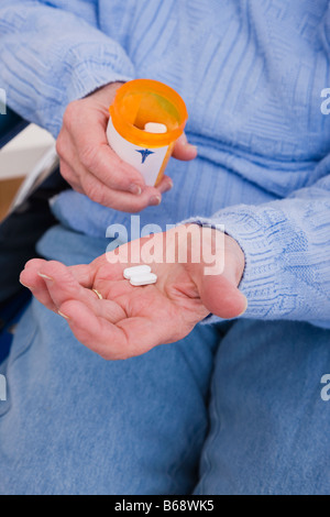 Ältere Frau mit Medikamente, close-up der Hände Stockfoto