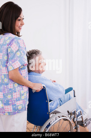 Krankenschwester mit senior Frau im Rollstuhl Stockfoto