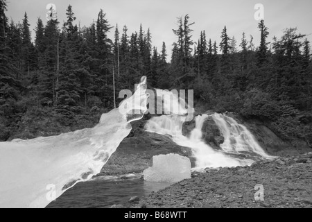 USA Alaska Tongass National Forest Tracy Arm Furten Terror Wildnis Eisberg vom Dawes Gletscher links vom Wasserfall gestrandet Stockfoto