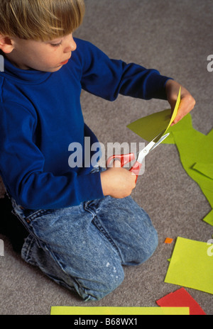 Kleiner Junge Schneiden von Papier Stockfoto