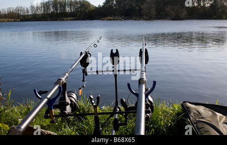 Angeln-Szene. Suche entlang zwei Karpfenruten auf einem Teich Stockfoto