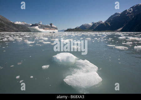 USA Alaska Glacier Bay Nationalpark Kreuzfahrt Schiff MV Island Princess Segeln durch Eisberge in der Nähe von Margerie Gletscher Stockfoto