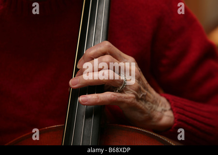 Ältere Frau Cellist Noten spielen Stockfoto
