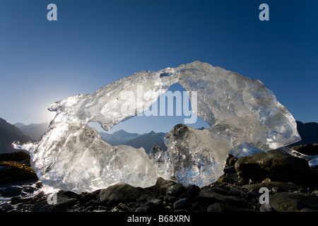 USA Alaska Glacier Bay Nationalpark schmelzenden Eisberg aus Lamplugh Gletscher bei Sonnenuntergang Stockfoto