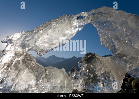 USA Alaska Glacier Bay Nationalpark schmelzenden Eisberg aus Lamplugh Gletscher bei Sonnenuntergang Stockfoto