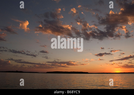 Schöner Sonnenuntergang auf offener See im Norden von Minnesota. Stockfoto