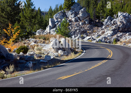 Straße in der Nähe von Swan Lake & Sheepeater Klippe, südlich von Mammoth Hot Springs, Yellowstone-Nationalpark; Wyoming; USA; Stockfoto