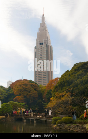 Herbstlaub in Shinjuku Gyoen und NTT DOCOMO Yoyogi Gebäude, Shinjuku, Tokio Stockfoto